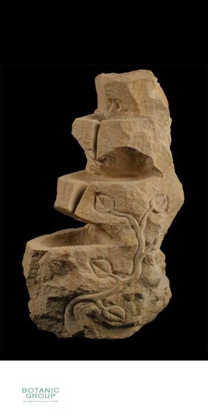 Naturstein - Skulptur Wasserspiel Kaskade mit Kletterpflanze